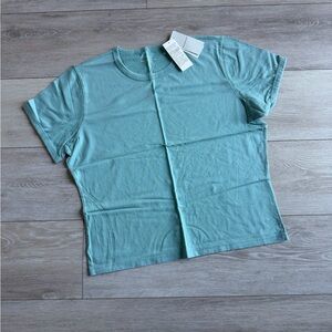 Abercrombie & Fitch Essential Body Skimming Tee women’s size medium shirt